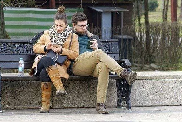 menggunakan ponsel 5 Tips Jitu yang Bikin WhatsApp Kamu Anti Sadap! 6 menggunakan ponsel