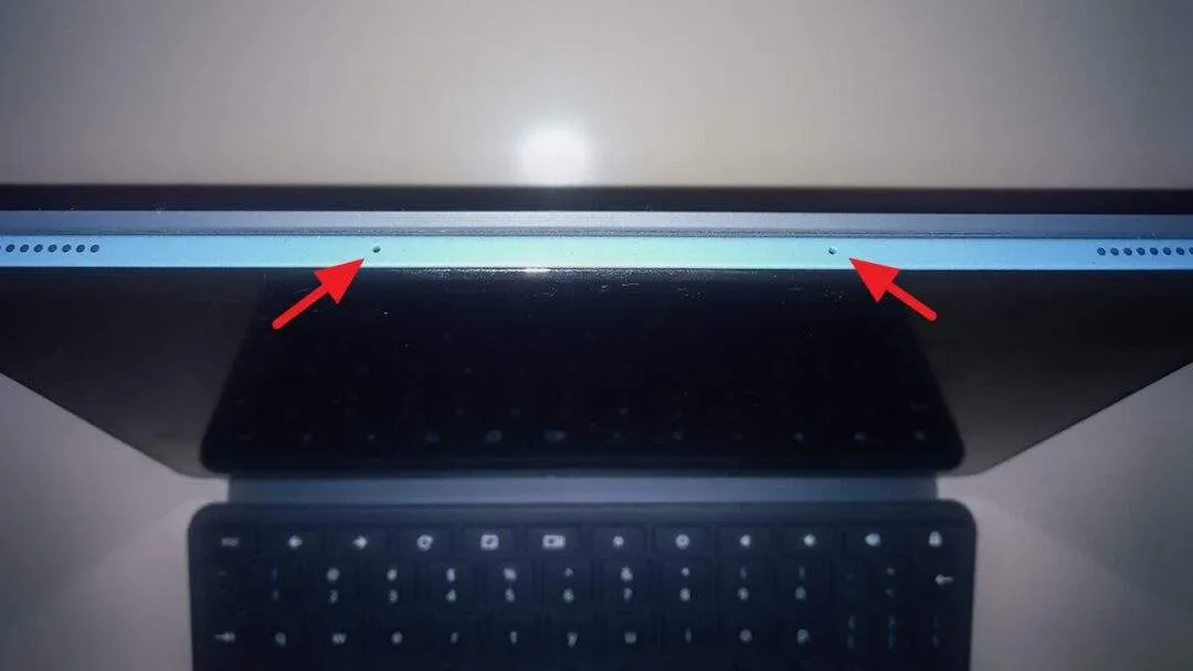 Microphone Holes on Chromebook Cara Menemukan Mikrofon di Laptop/Tablet Chromebook 3 Microphone Holes on Chromebook